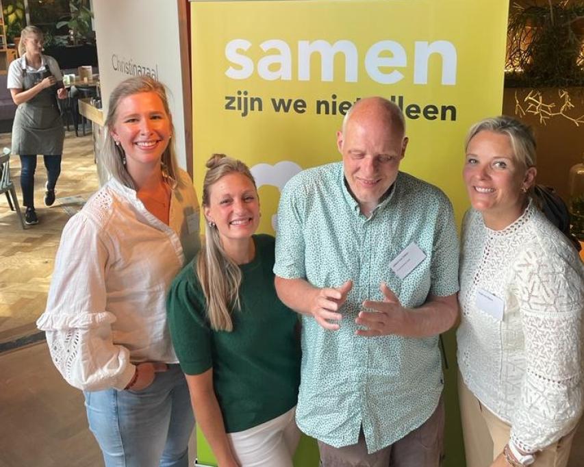Jalbert, Anjet, Jessica en Justine voor banner Samen zijn we niet alleen