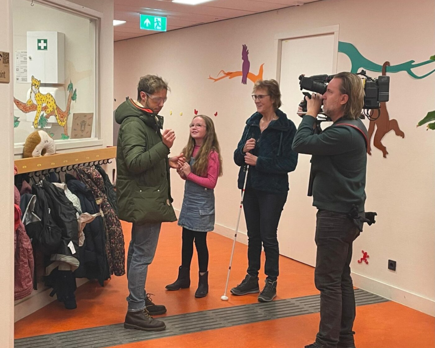 EO-presentator Elbert Smelt krijgt simulatiebril op