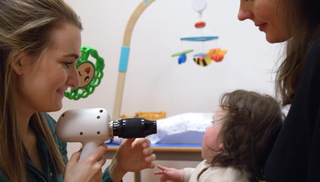 Vroegdiagnostiek, baby Anna en moeder en orthopist