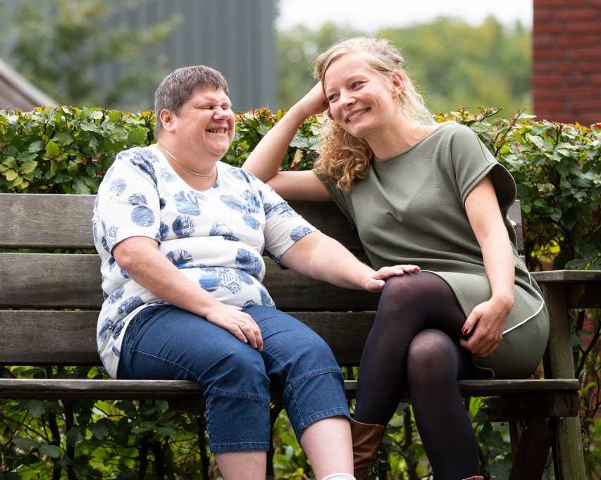 Froukje en Silvia samen op een bankje