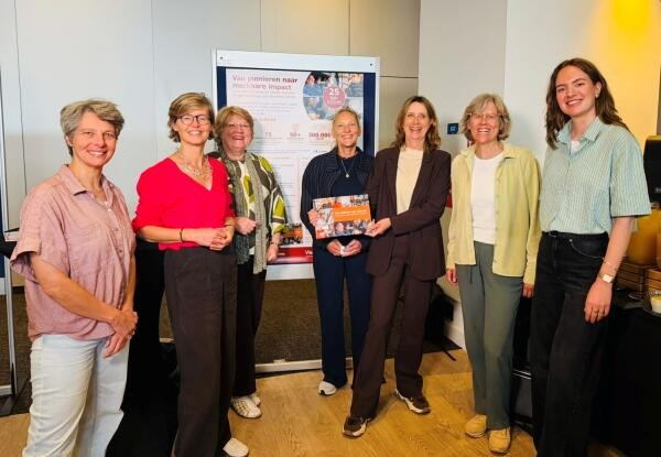 Op de foto van links naar rechts Inesz van Benten, Bartimeus; Julianne Meijers, Bartimeus; Paula Sterkenburg, Bartimeus; Aly Waninge, Koninklijke Visio; Annelies Versteegden, Koninklijke Visio; Gineke Hanzen, Koninklijke Visio; Ilse van Schaik, ZonMw