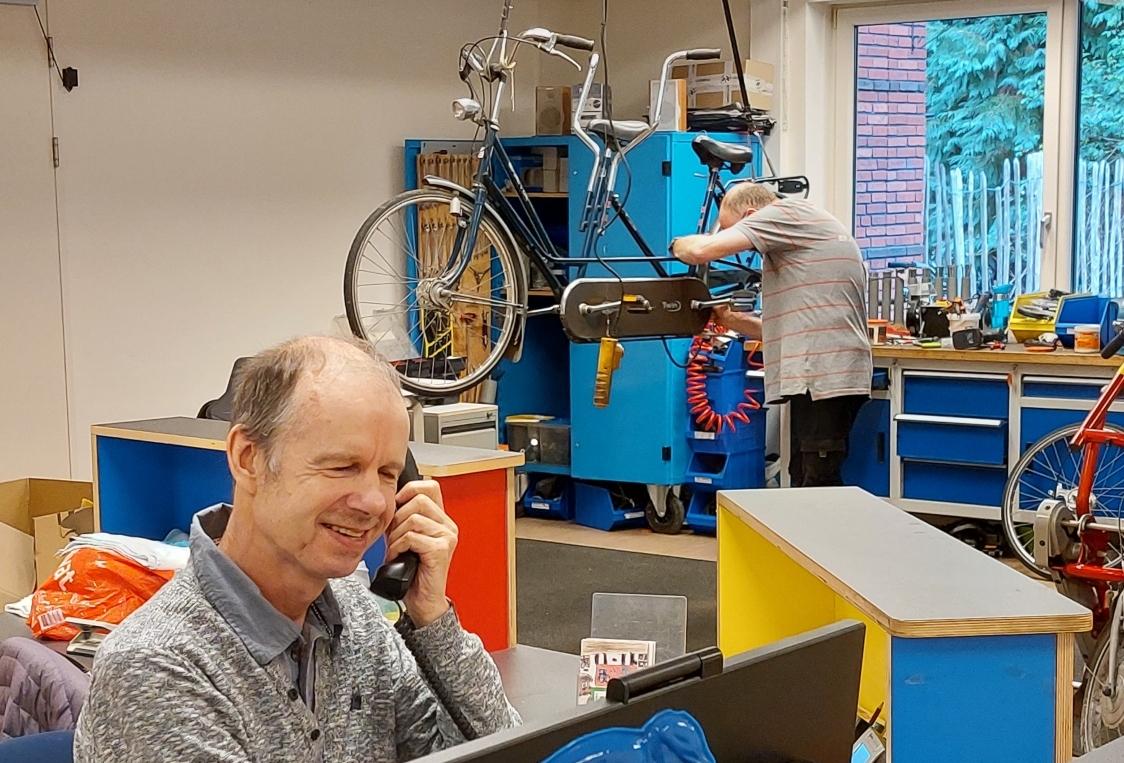 Cliënten aan het werk in De Fietsenwerkplaats