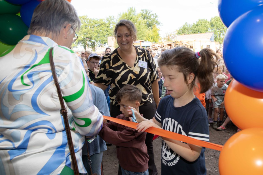 Bartiméus leerlingen Rafael en Fleur knippen samen met leerling Moos (PWA) lint door met kernwethouder Gemeente Lochem Marja Eggink-Meuleman