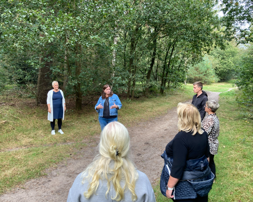 Deelnemers Energiemanagen aan U-vorm tafelopstelling in cursuszaal in gesprek met de trainer