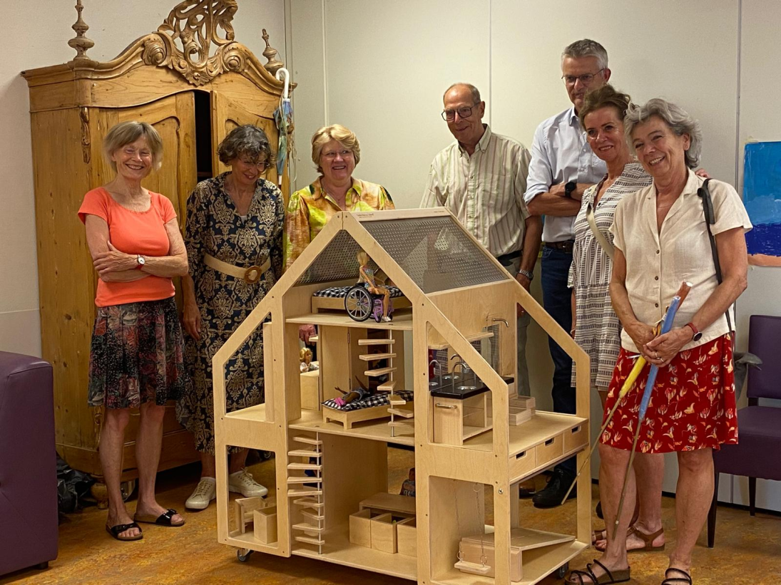 Het team van de Poppenvilla achter de villa
