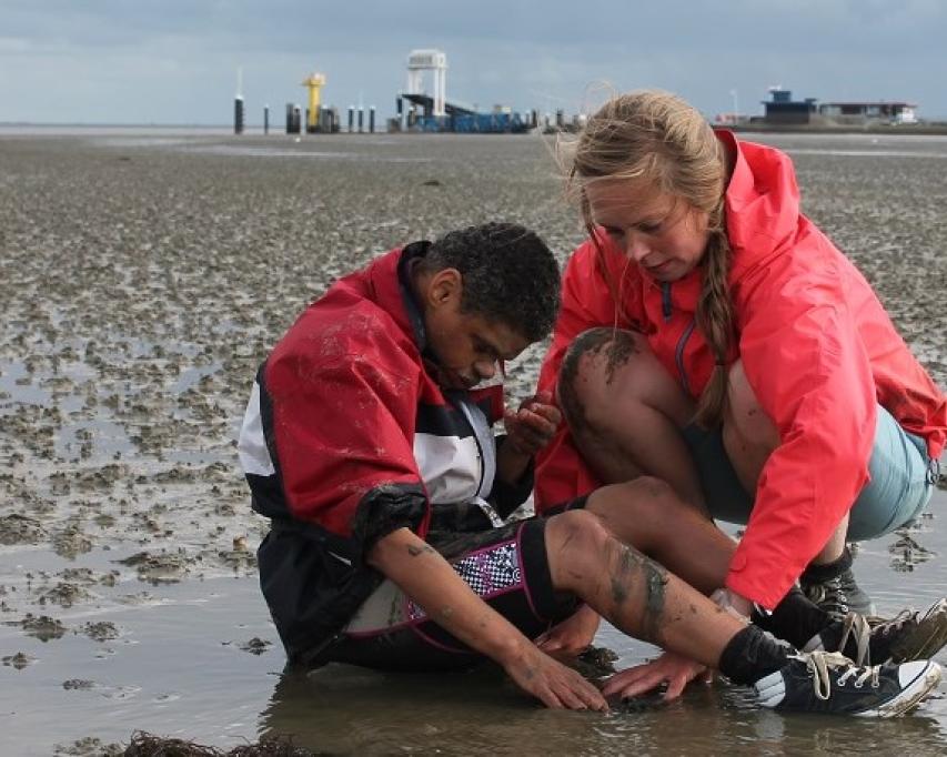 Begeleider en cliënt op het strand