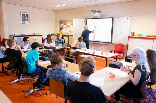VSO leerlingen Bartiméus krijgen wiskundeles van leraar Henk