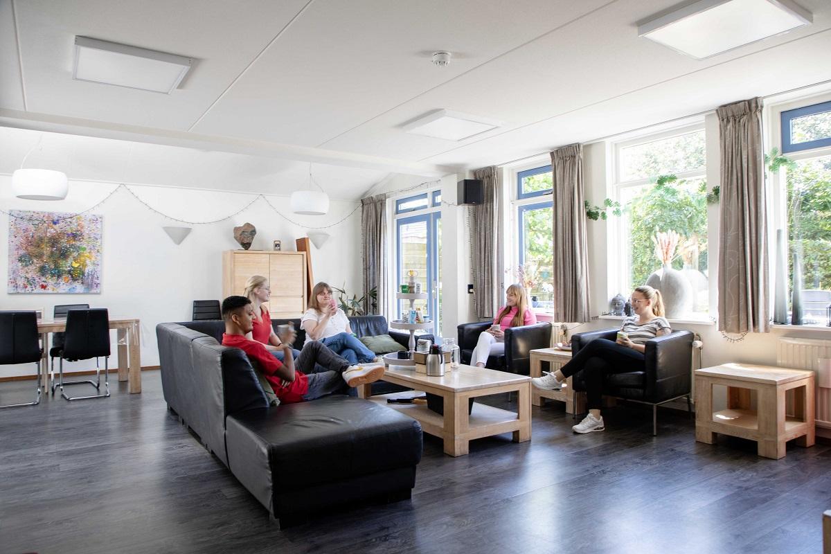 Groep jongeren in gemeenschappelijke ruimte