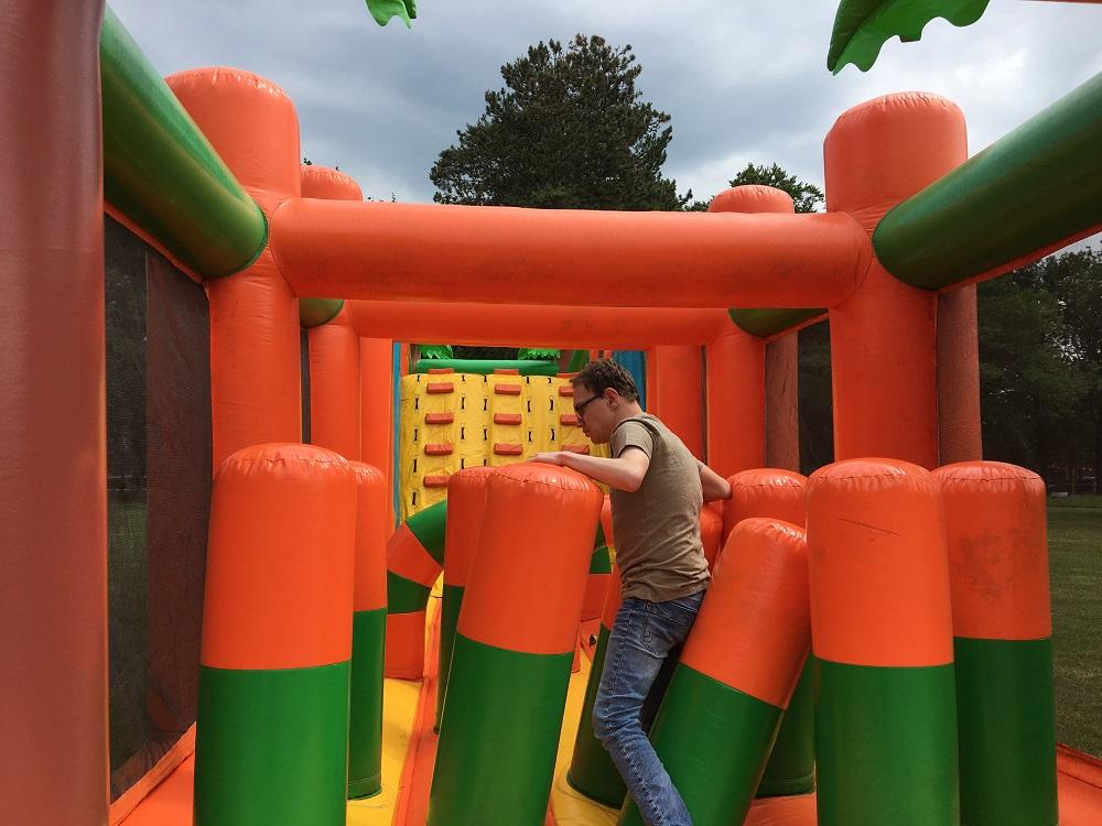 Laurent op het springkussen