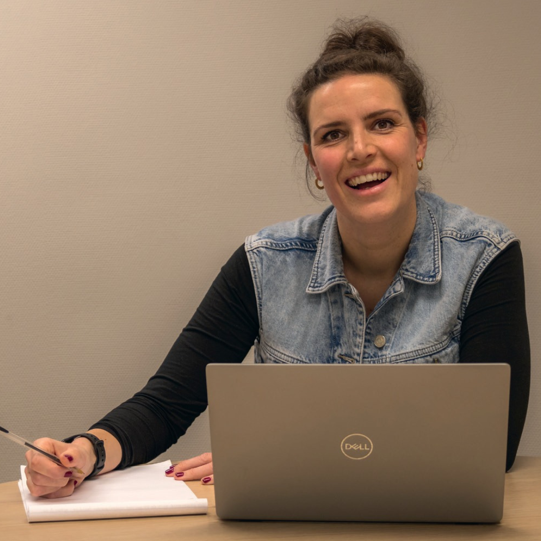 Yeshe Zoutenbier achter laptop