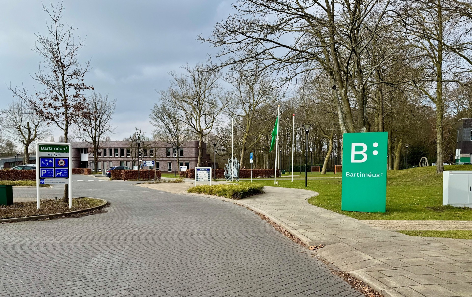 Terrein van bartimeus bij het parkeerterrein
