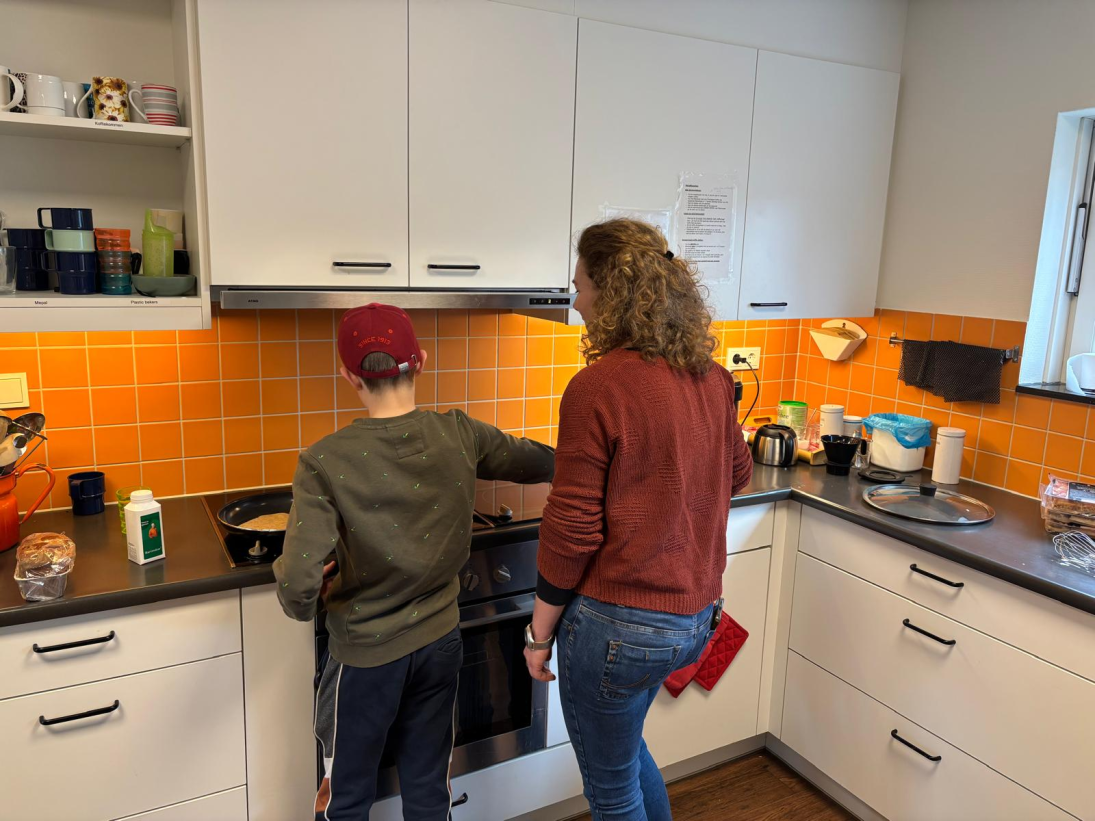 David en zijn stiefmoeder bakken pannenkoeken