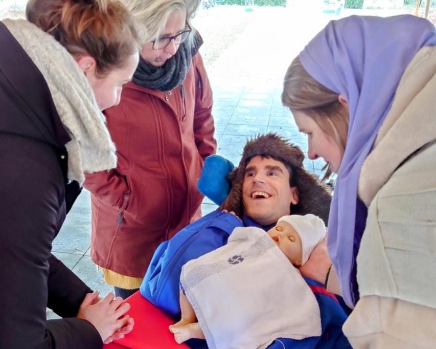 Maria laat baby Jezus aan een bewoner zien.