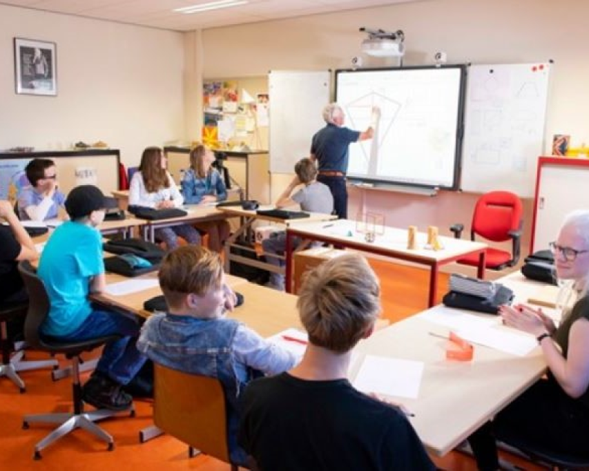 Leerlingen VSO-klas krijgen les van docent in klaslokaal