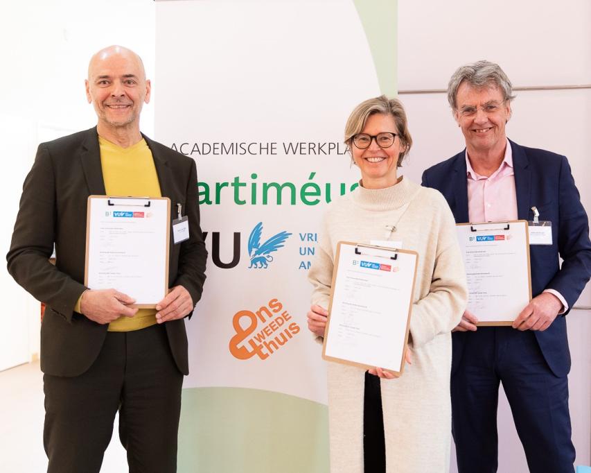 Roel de Bruijn van Ons Tweede Thuis, Julianne Meijers van Bartiméus en Maurits van Tulder van de Vrije Universiteit met de overeenkomst