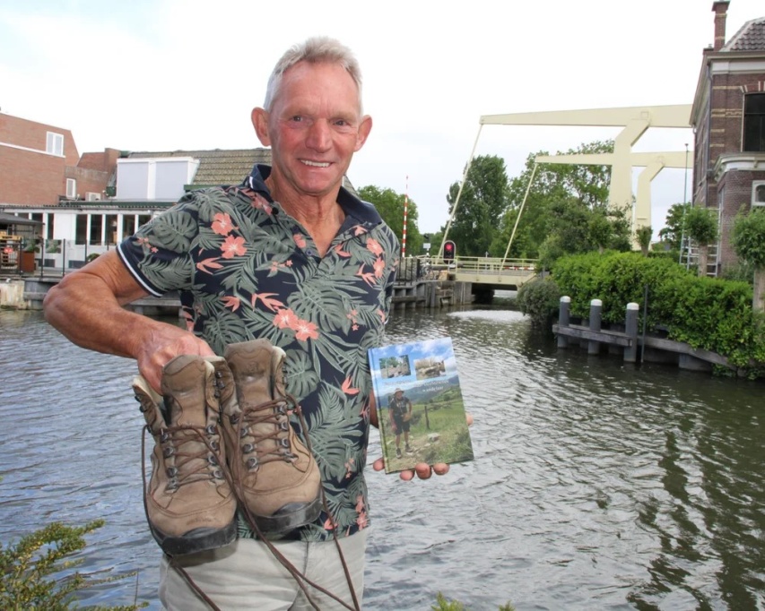 Matthieu met wandelschoenen en boek