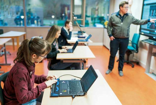 VSO leerlingen in Zeist krijgen les achter hun laptop