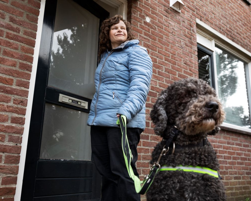 Marjolein bij de voordeur met hulphond
