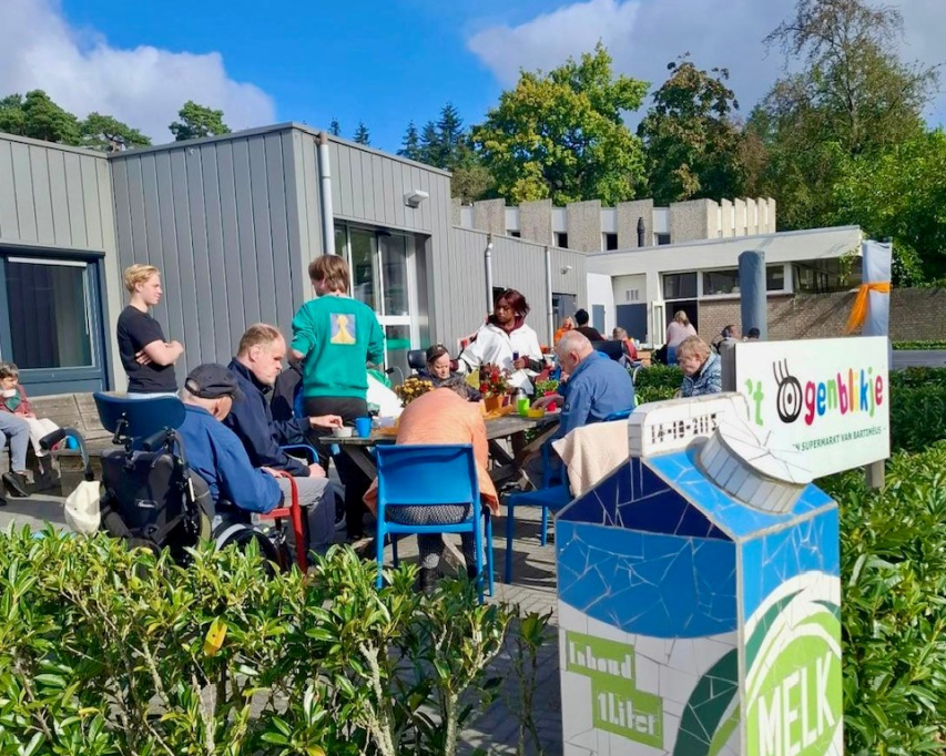 Buren en vrijwilligers samen op de foto.