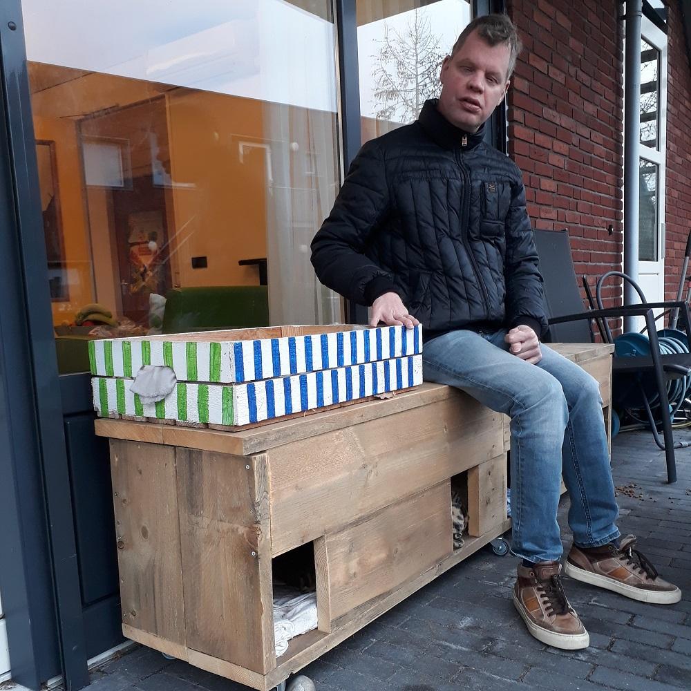 Udo zit bij het kattenhuis.