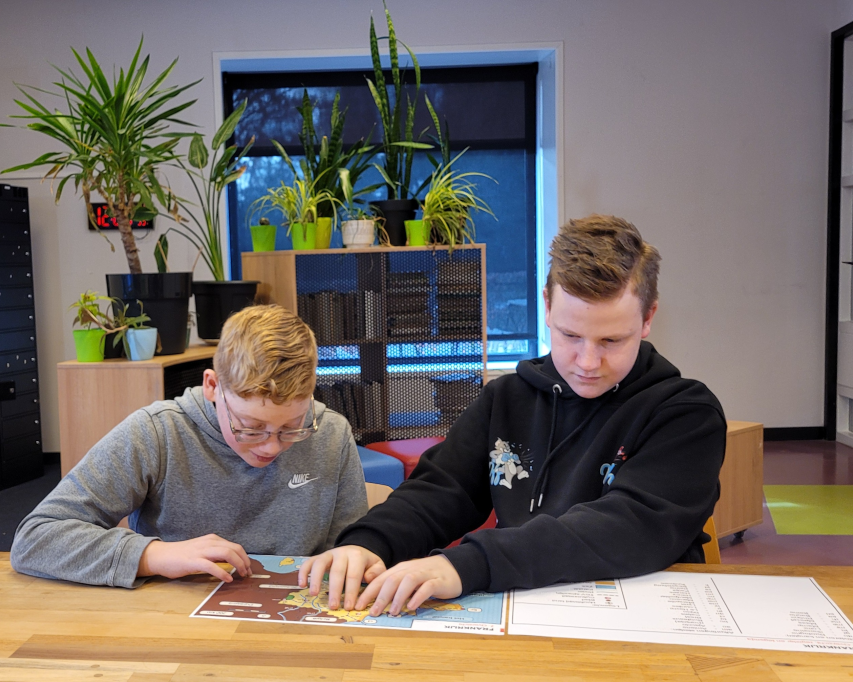 Twee leerlingen in de klas aan het werk met de Voelbare Tekeningen Atlas
