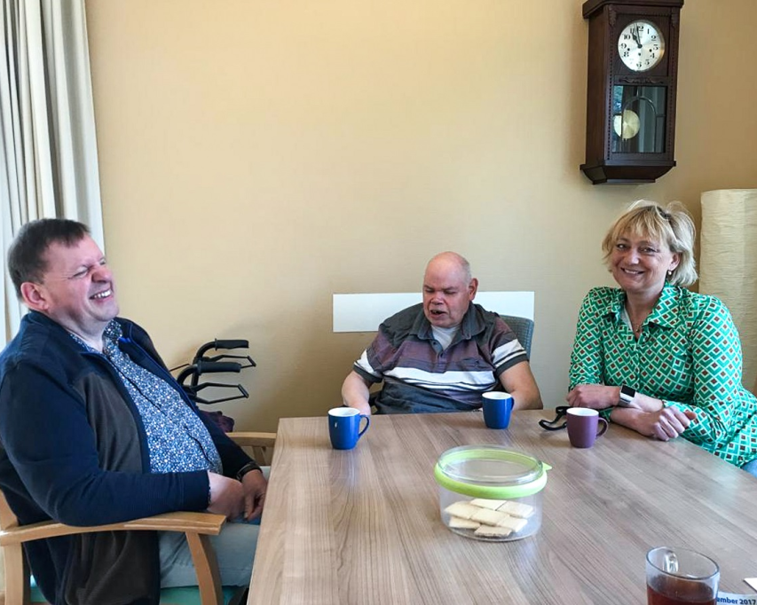 Martien, Gert en Eline aan tafel in de woonkamer