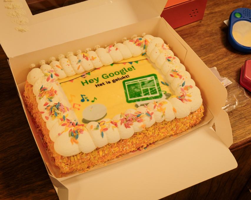Slagroomtaart met tekst Hey Google! Het is gelukt.