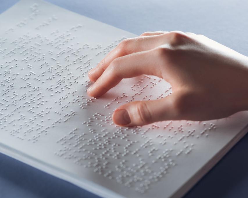 Hand meisje op braille