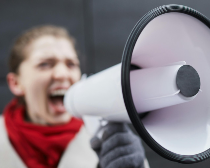 Vrouw schreeuwt in megafoon
