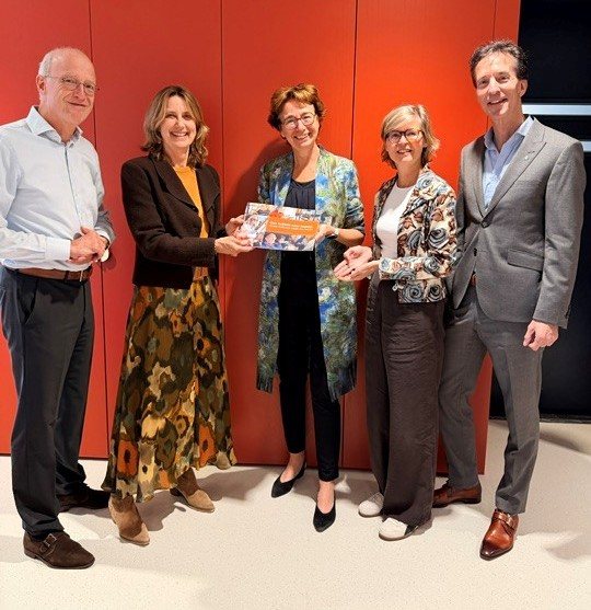 Op de foto v.l.n.r. Tom Zwaan, bestuurslid Visio Foundation; Annelies Versteegden, bestuurder Koninklijke Visio; Véronique Timmerhuis, directeur ZonMW; Julianne Meijers, bestuurder Bartiméus; Martin van Arendonk, directeur Bartiméus Fonds