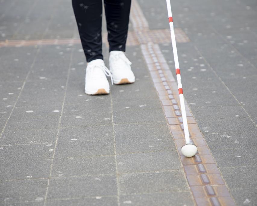 Iemand loopt met een witte stok
