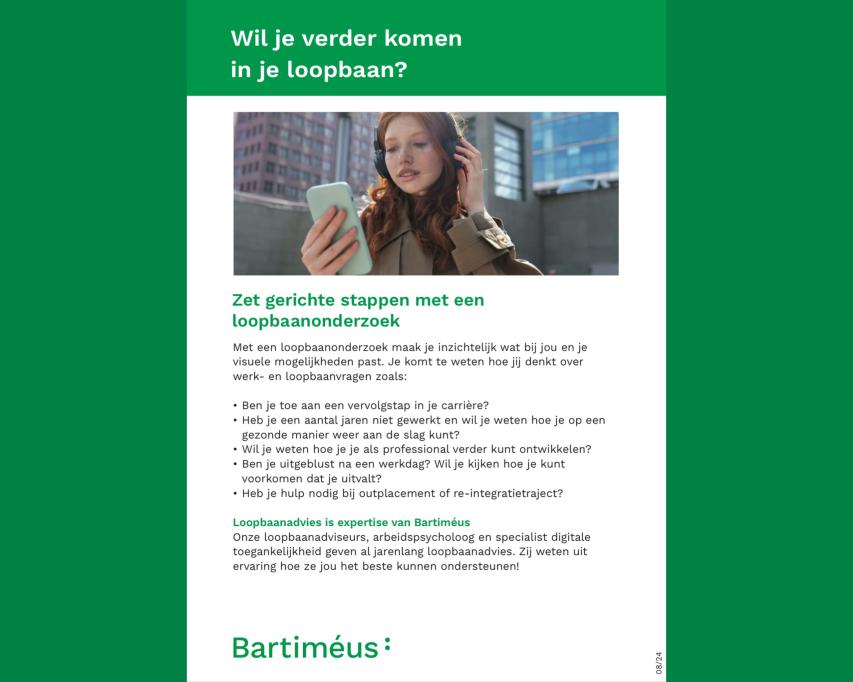 Voorblad van de flyer met een dame die staat voor een gebouw met een telefoon in haar hand