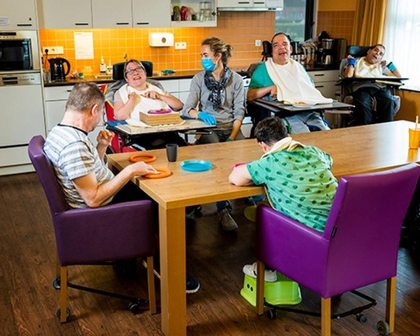 De bewoners van Achterhoeklaan 6 genieten van het eten aan tafel.