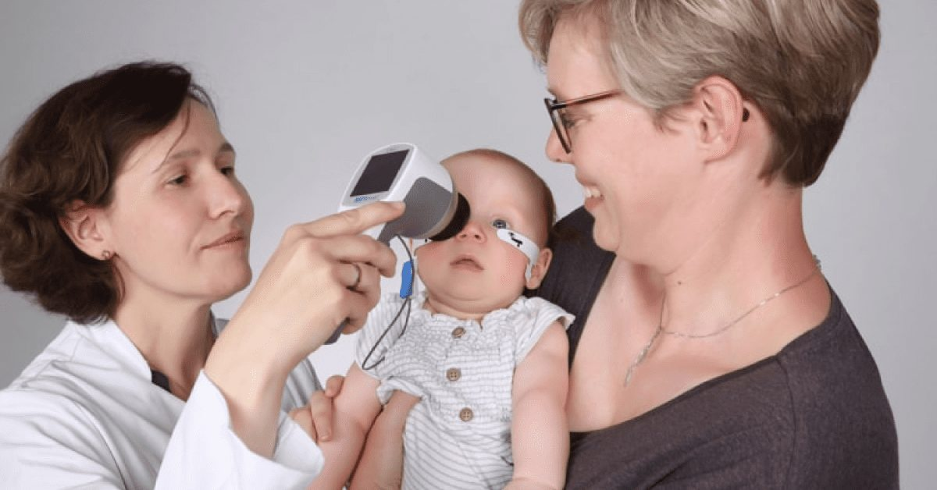 Onderzoek bij baby die wordt vastgehouden