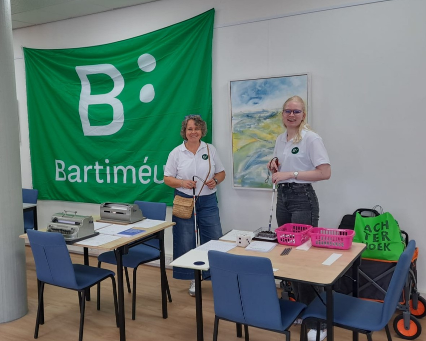 Twee collega's Bartiméus Onderwijs Lochem achter hun 'stand'