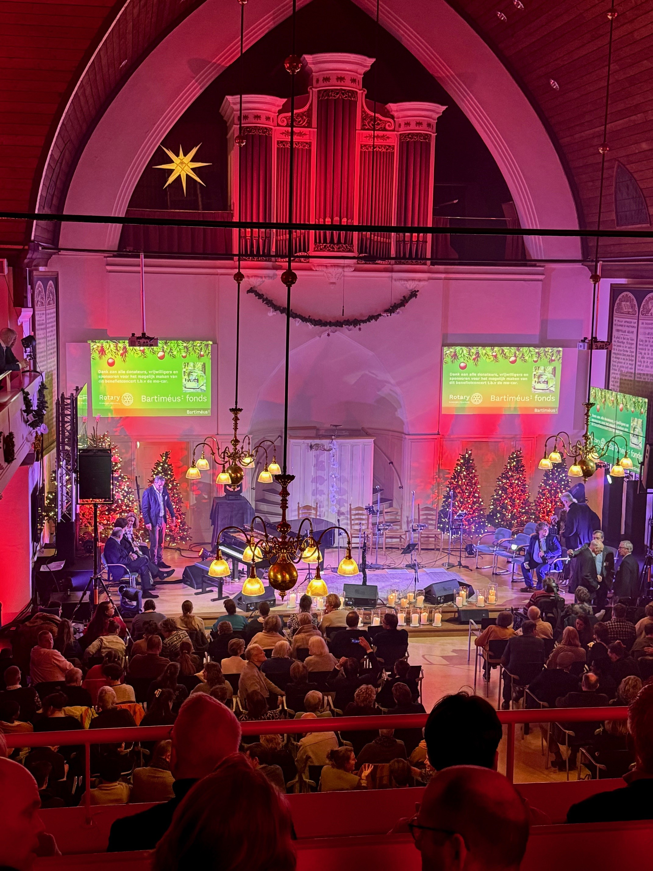 Overzicht van podium kerstconcert Trijntje Oosterthuis bij Bartiméus