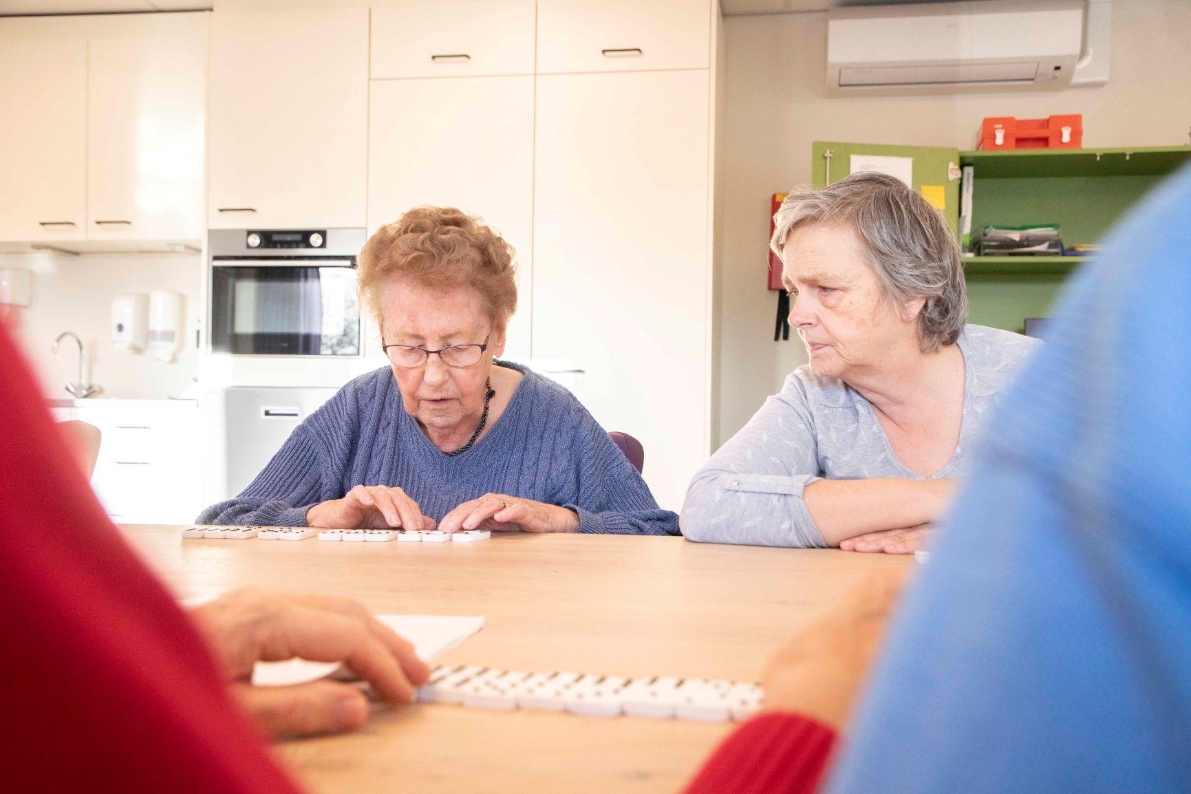 Twee vrouwen spelen samen een spelletje
