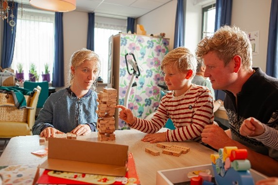 Bewoners en buren zitten aan tafel