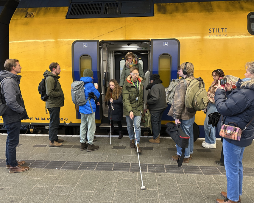 Elbert Smelt stapt uit de trein op CS Utrecht