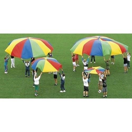 Gekleurde parachutes die rondom vastgehouden worden