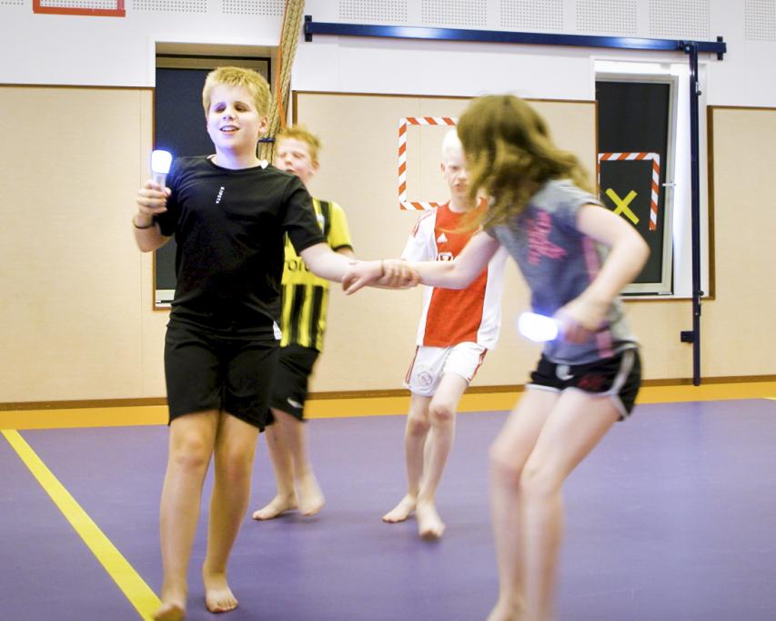 Kinderen spelen met Picoo's in een gymzaal
