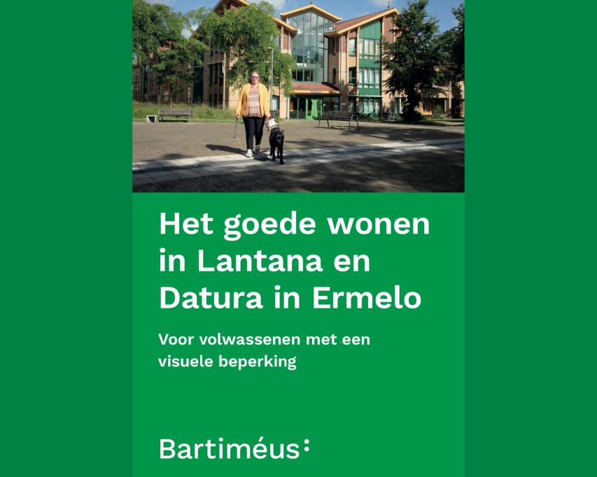 Voorblad brochure met een afbeelding van het huis Datura en een bewoners samen met hulphond