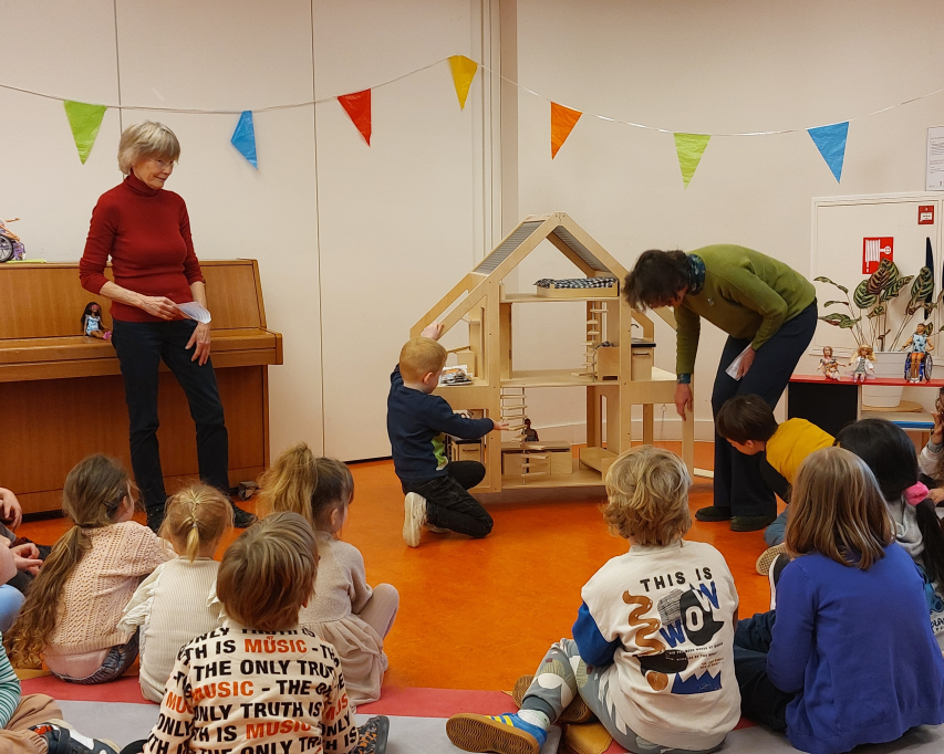 Onthulling PoppenVilla met leerlingen in klas van Bartiméus