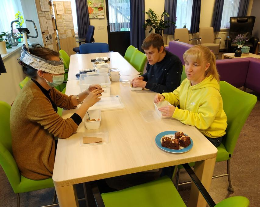 begeleider met client aan tafel