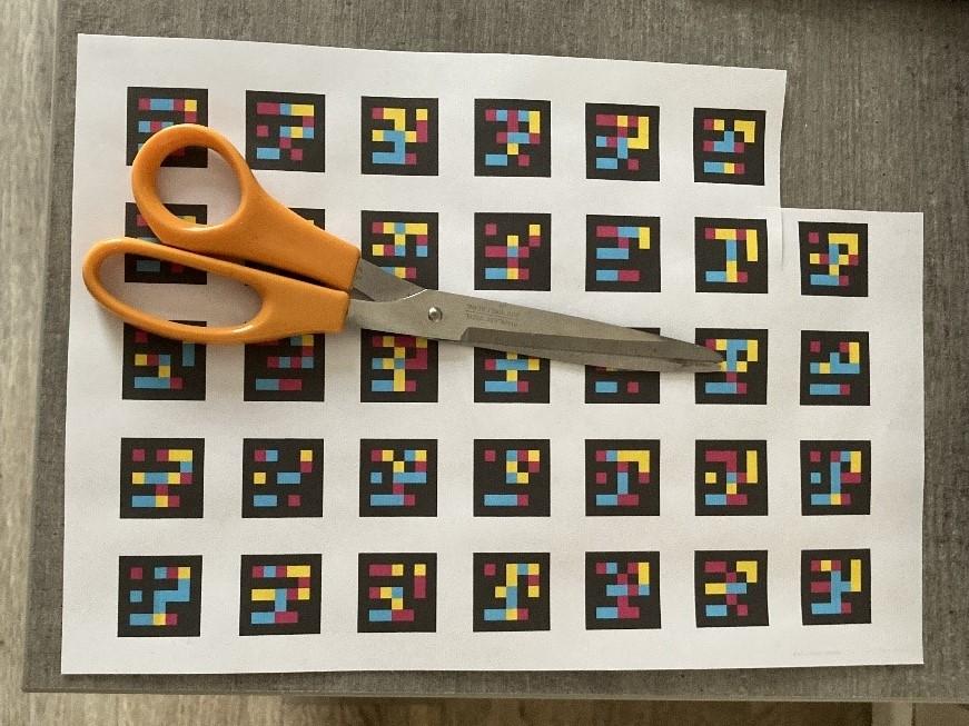 schaar ligt op een print met de labels
