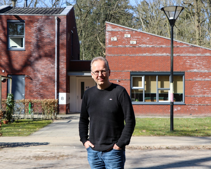 Theo voor de woning aan de Forêtweg