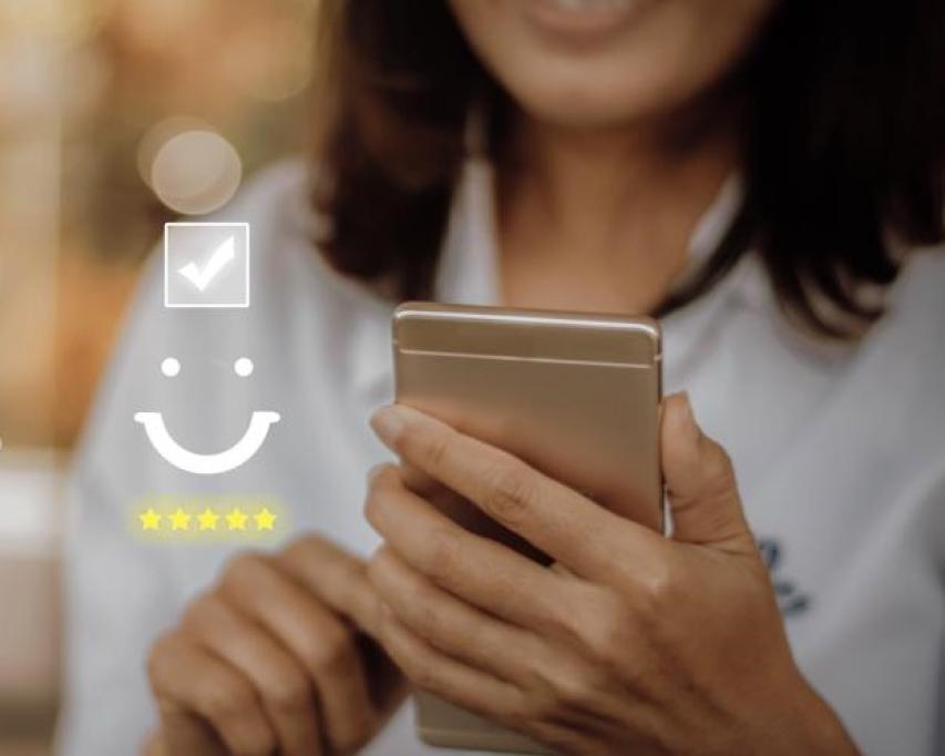 Vrouw doet met smartphone mee aan online onderzoek