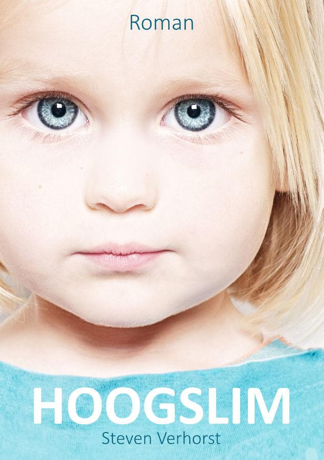 Klein meisje met blonde haren en grote blauwe ogen