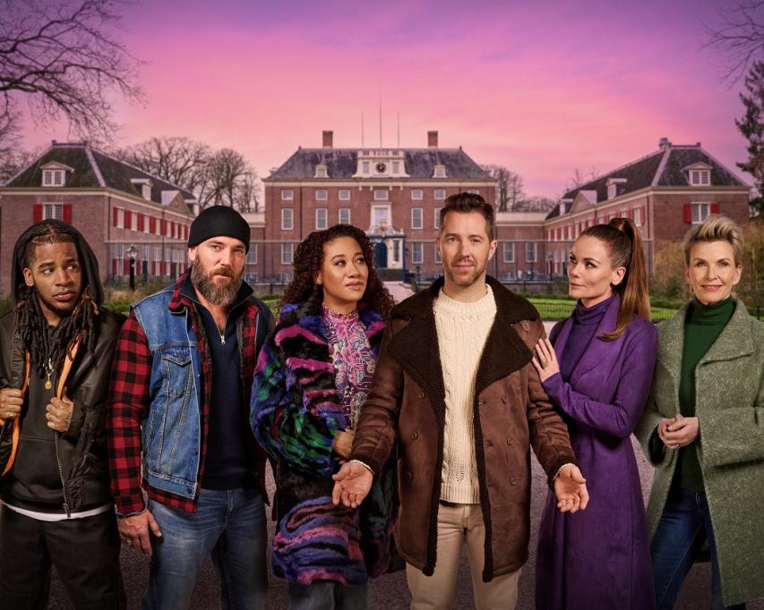 De hoofdrolspelers van The Passion poserend voor slot Zeist