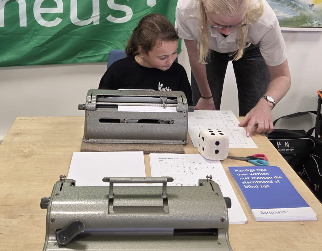 Buurtgenootje festival Lochem achter braille typemachine